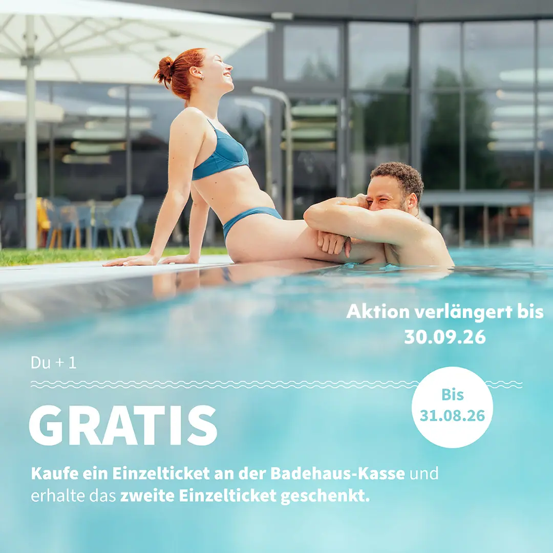 Sommeraktion Ein Mann und eine Frau in einem Schwimmbecken.