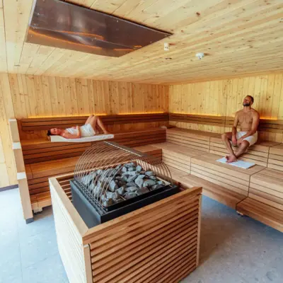 Sauna Ein Mann und eine Frau in einer Sauna.