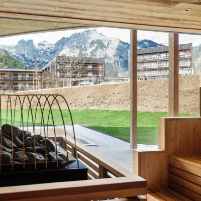 Panoramasauna Panoramasauna im Badehaus Werfenweng mit Ofen und Blick auf das Tennergebirge