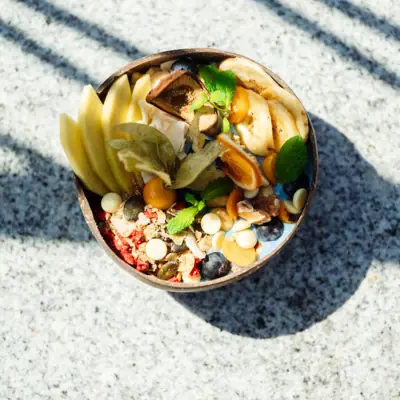 Badehaus Smoothie Bowl Eine Schale mit Smoothie, geschnittendes, Nüssen und Kernen