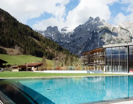Außenpool Badehaus Ein Schwimmbecken vom Badehaus Werfenweng mit Blick auf die Eiskogel und dem Tennergebirge