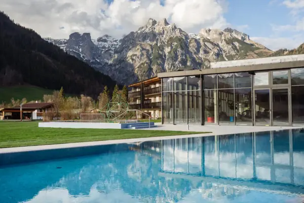 Außepool Badehaus Werfenweng Ein Pool mit dem Badehaus Werfenweng im Hintergrund.